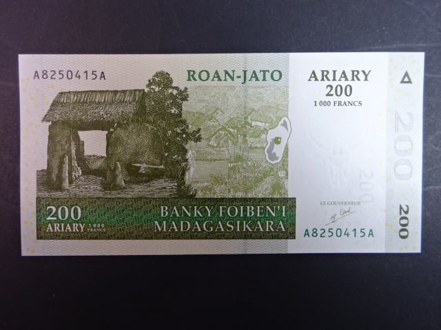 MADAGASKAR, 200 Ariary 2004, BNB. B321a