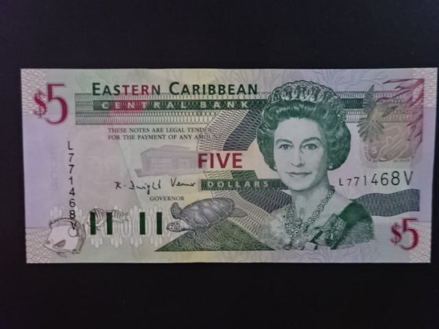 VÝCHODOKARIBSKÉ STÁTY - St. Vincent and Grenadines, 5 Dollars 2003 V, BNB. B226v, Pi. 42