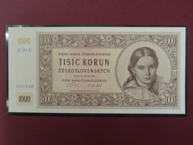 1000 Kčs 1951 série E 01 novotisk vydaný STC ve spolupráci s ČNB, papír s vodoznakem, kvalitní tisk, dárkový obal