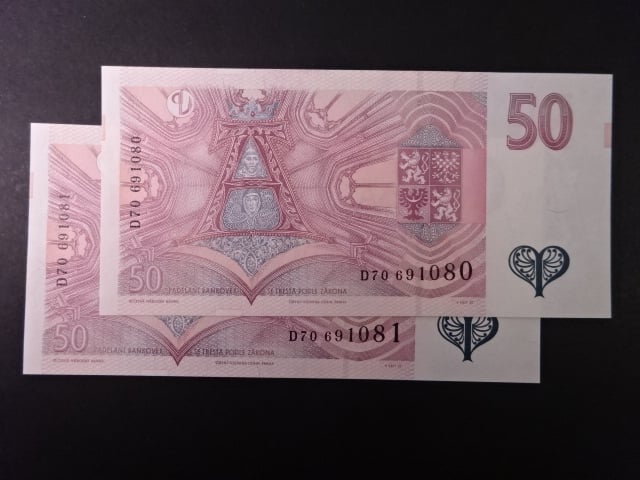 50 Kč 1997 série D 70, poslední série, dva kusy s čísly po sobě