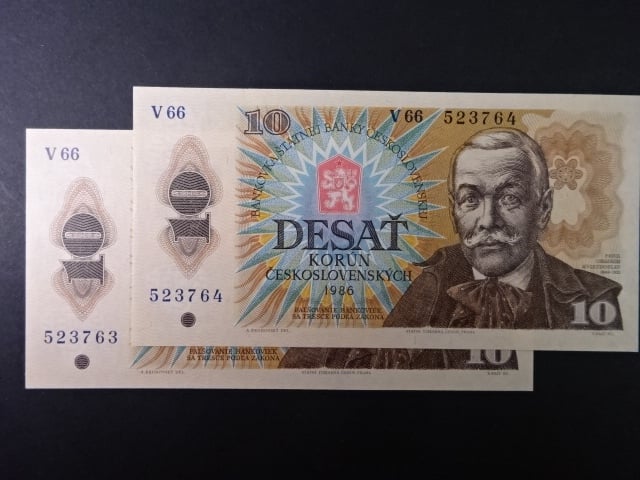 10 Kčs 1986 série V 66, 2 kusy s čísly po sobě