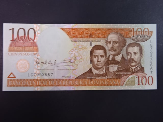 DOMINIKÁNA, 100 Pesos 2004, BNB. B699c, Pi. 171d