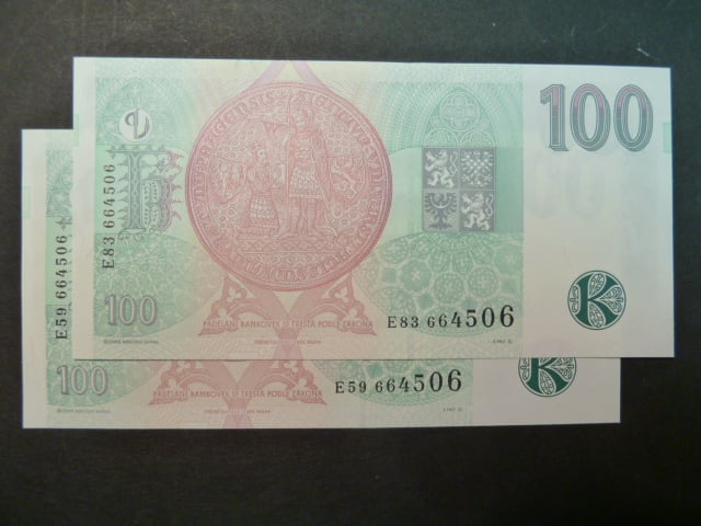 100 Kč 1997 s. E - dvojice bankovek se stejným číslem, ale jinou sérií