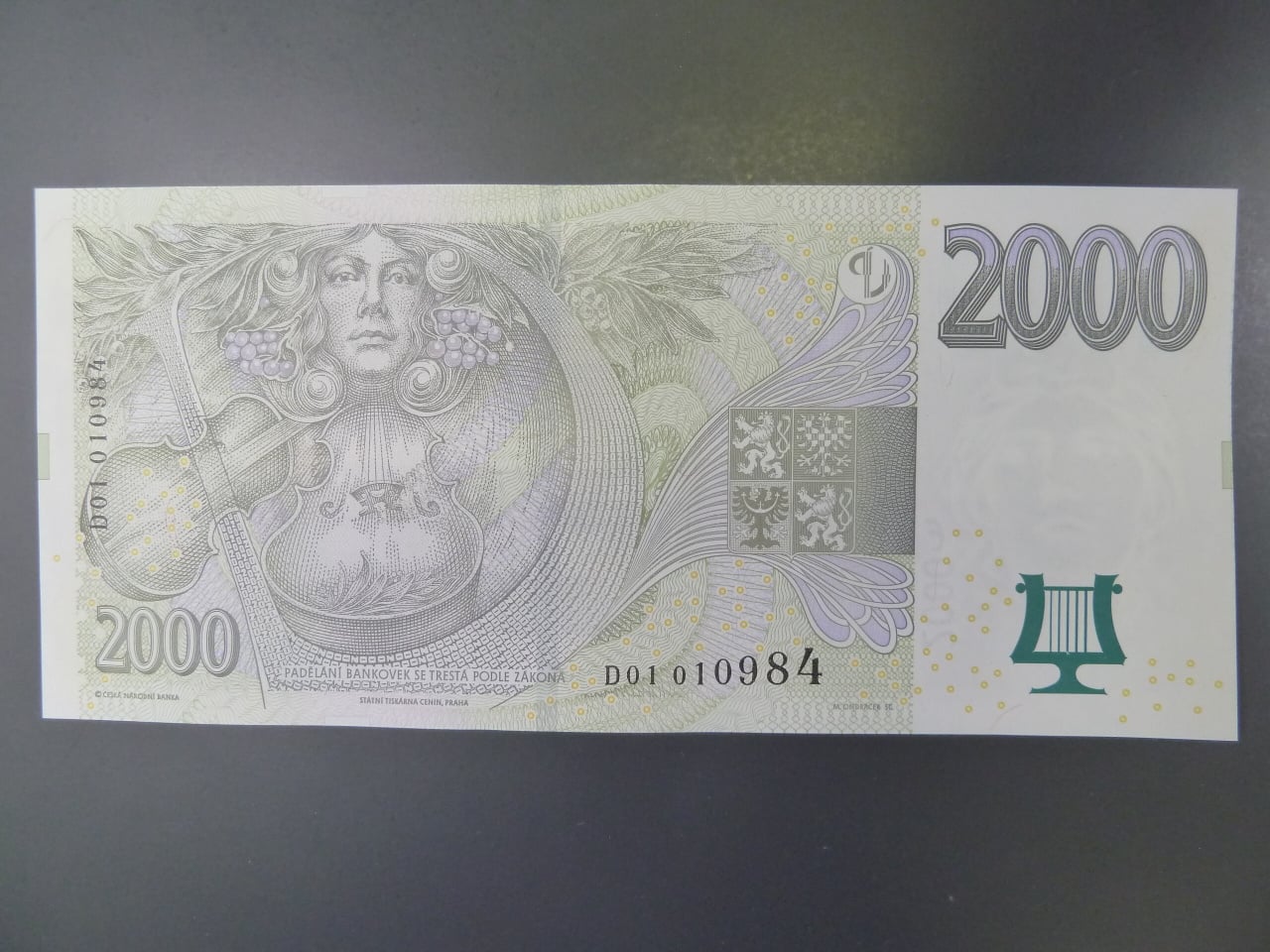 2000 Kč 2007 série D 01