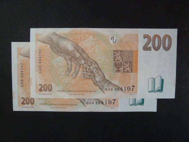 200 Kč 1998 série G - 2x bankovka se stejným číslem, ale jinou sérií