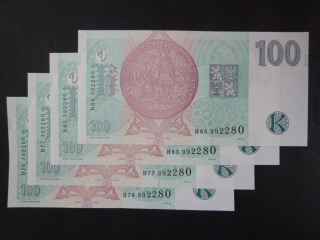 100 Kč 1997 s. H  - čtveřice  bankovek se stejným číslem, ale jinou sérií
