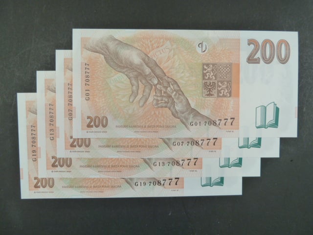 200 Kč 1998 s. G - čtveřice bankovek se stejným číslem, ale jinou sérií
