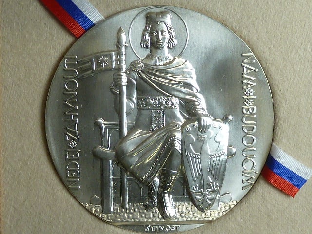 AR medaile dokončení stavby Chrámu sv. Víta, Ag 800, 70mm, 136,51g, náklad 42 ks, ražba kremnice 2017, dřevěná etue, certifikát, osvědčení puncovního úřadu