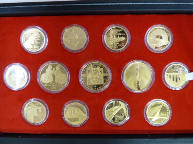 sada 13ks pamětních mincí 5000 Kč 2011 - 2015 Mosty + 10.000 Kč 2012, 2013, 2015 Zlatá bula sicilská, Konstantin a Metoděj, mistr Jan Hus, ve společné etui, certifikáty, bezvadná kvalita, PROOF