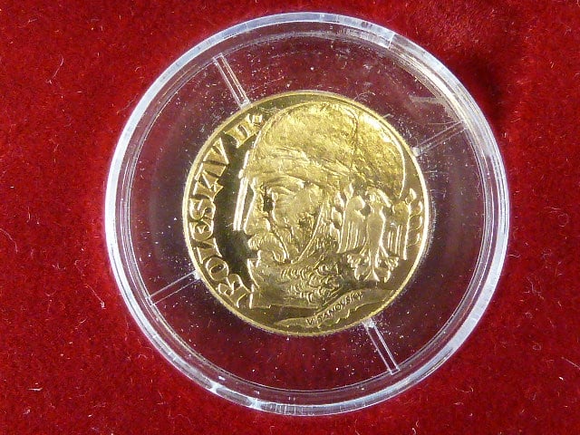 1999 Au medaile (M. Vitanovský) - 1000 let úmrtí Boleslava II. Hlava v přilbě zleva, opis / Český denár, opis. Au 0,986, 20 mm (3,49 g), ražba ČNS Praha (náklad 75 ks)