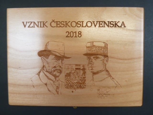 dřevěná etue na 2 ks Au mincí 10.000 Kč 2018 s gravírováním Vznik Československa