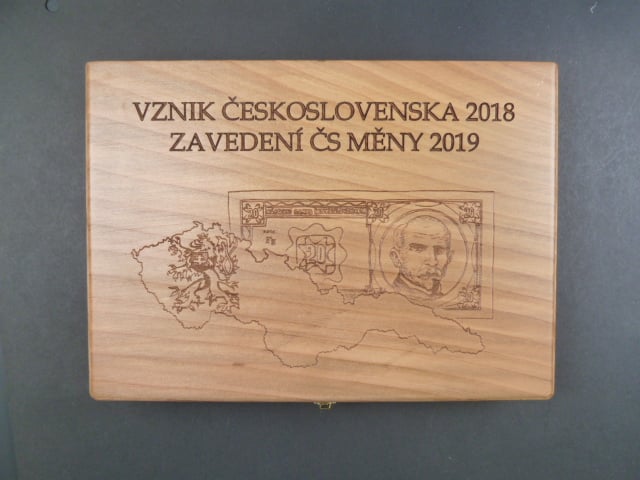 dřevěná etue na 2 ks Au mincí 10.000 Kč 2018 / 2019 s gravírováním Vznik Československa + Zavedení Československé měny 2019