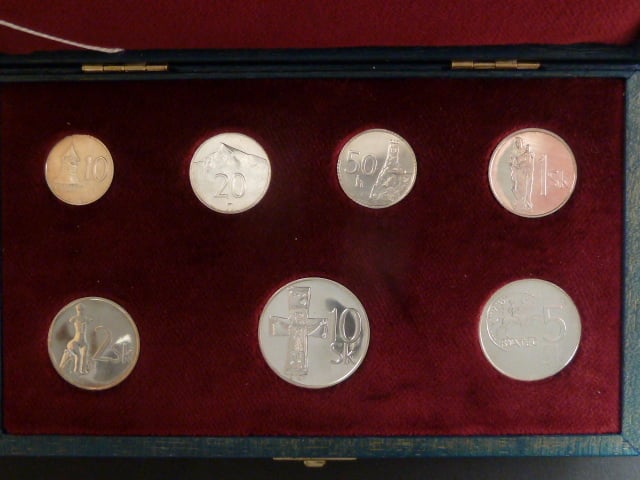 2002/2003 - Ag sada mincí 10 h, 20 h, 50 h, 1 Sk, 2 Sk 2002 + 5 Sk, 10 Sk 2003 v dřevěné etui, kvalita b.k., velmi nízký náklad