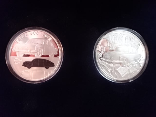 sada 500 Kč 2023, Osobní automobil Tatra 603 + medaile v sadě pocta L.Charvátovi, dárkové balení ČNB