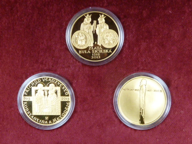 sada 3ks pamětních mincí 10.000 Kč Zlatá Bula + Konstantin a Metoděj + Jan Hus, 3x 1 OZ, dřevěná dřevěná etue, certifikáty