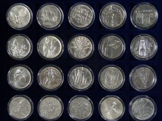 Kompletní sbírka mincí 200, 500 Kč (1993 - 2020) včetně certifikátů (130 ks)