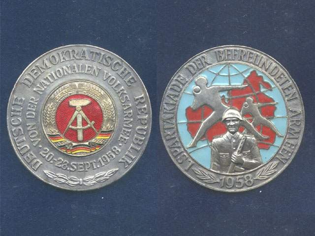Německo (Germany). Smaltovaná oboustraná medaile I. spartakiáda spřátelených armád 1958 + etue