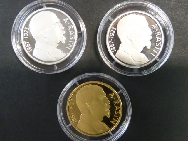 Zlatá, platinová a stříbrná replika 10 Kčs 1992 Rašín, číslované č. 43, Au 986, Pt 999, Ag 925, 3x 7,8 g, průměr 24,5 mm, limit 100ks, společná etue, certifikáty