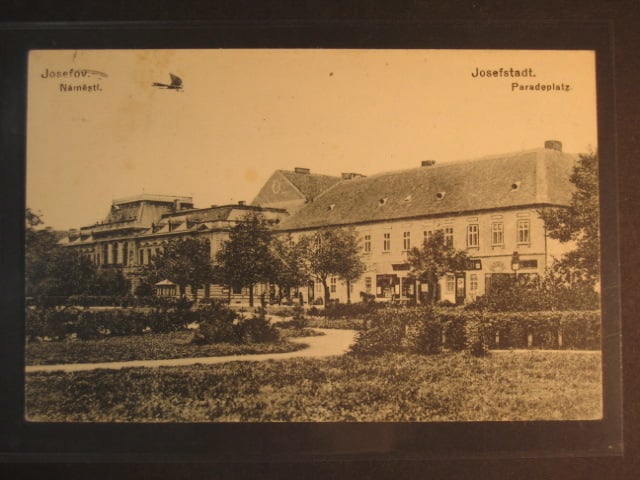 Josefov, čb. pohl. náměstí, koláž s letícím letadlem, prošlá 1921