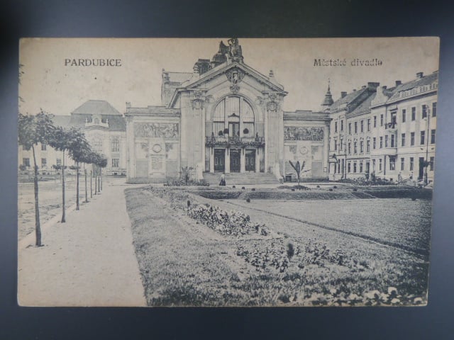 Pardubice městské divadlo, prošlá, odpadená zn.