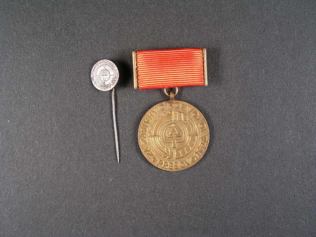 Odznak a miniatura odznaku za zásluhy o rozvoj okresu Prešov
