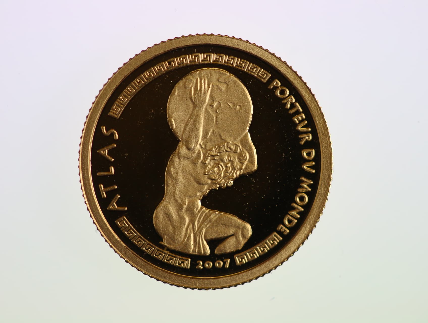 1500 Franků 2007, Atlas nesoucí nebeskou klenbu, Au 0.999, 1 g., průměr 13,92 mm