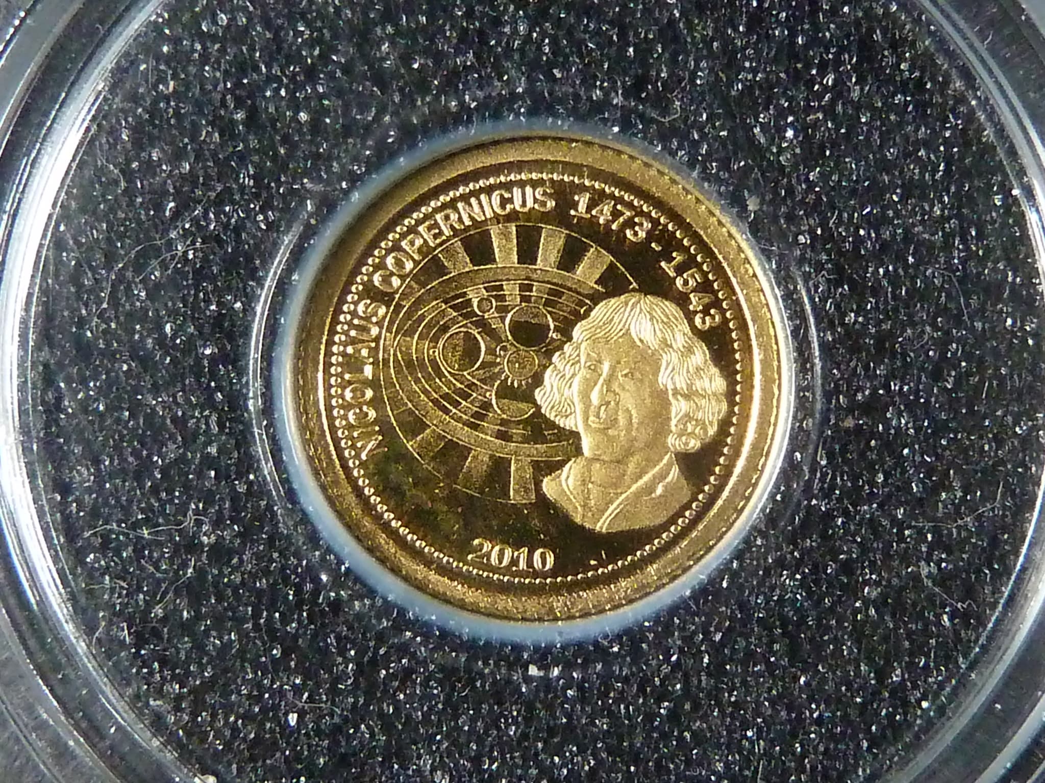 1 Dolar 2010 Mikuláš Koperník, Au 999/1000, 0,5g, průměr 11 mm