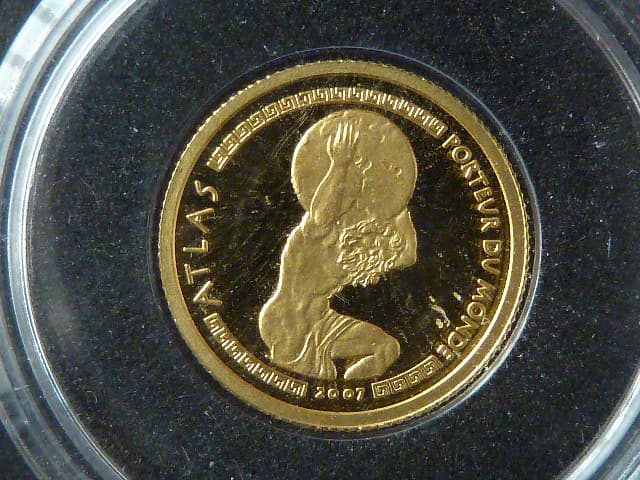 1500 Franků 2007, Atlas nesoucí nebeskou klenbu, Au 0.999, 1 g, průměr 13,92 mm, z cyklu nejmenší zlaté mince světa