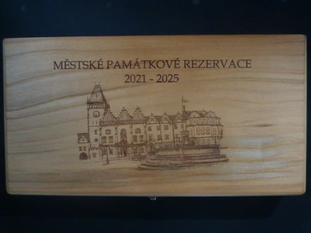 dřevěná etue na 10 ks Au mincí 5000 Kč 2021 - 2025 Městské památkové rezervace s gravírováním